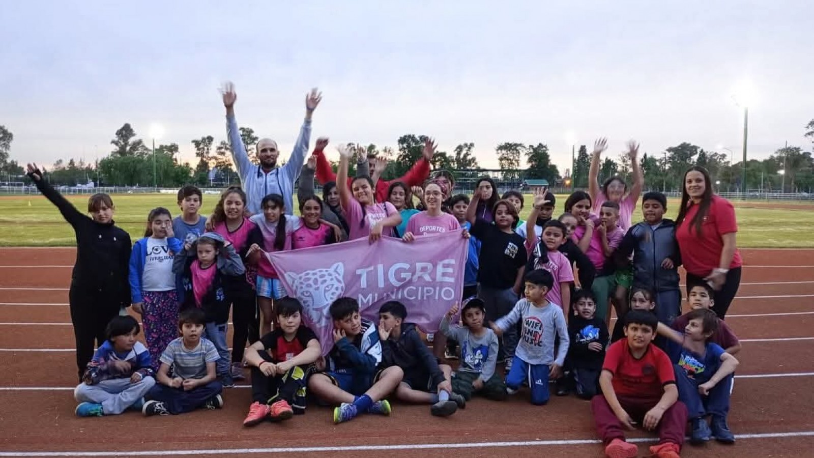 Deportes: el Municipio de Tigre realizó una clínica de atletismo en la flamante pista "Abel Acevedo"